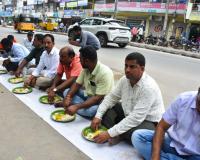 జర్నలిస్టుల వంటావార్పుతోనిరసన : మా ఆకాంక్ష నెరవేరకుంటే జిల్లా స్థాయికి ఉద్యమాన్ని విస్తరిస్తాం -జిల్లా అధ్యక్షులు చీటీ శ్రీనివాసరావు.      