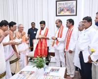 ముఖ్యమంత్రిని ఆశీర్వదించిన వేములవాడ దేవస్థానం వేదపండితులు 